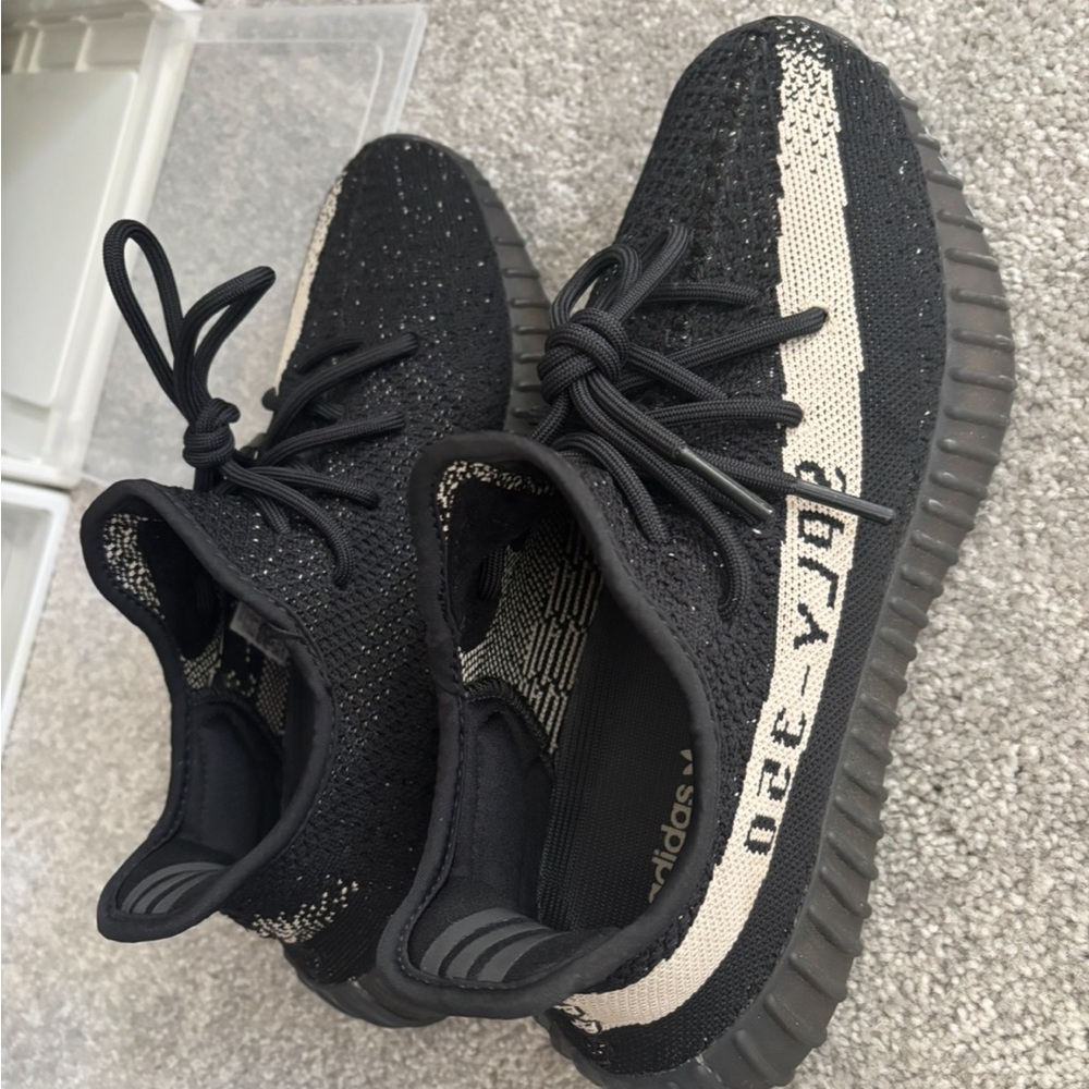 Adidas Yeezy Boost 350 V2 oreo 2022. Sneakers